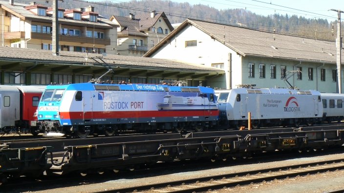 185 512  Rostock Port  und 185 537  TX Logistik  rangierten Ende Februar im sterreichischen Grenzbahnhof Kufstein.