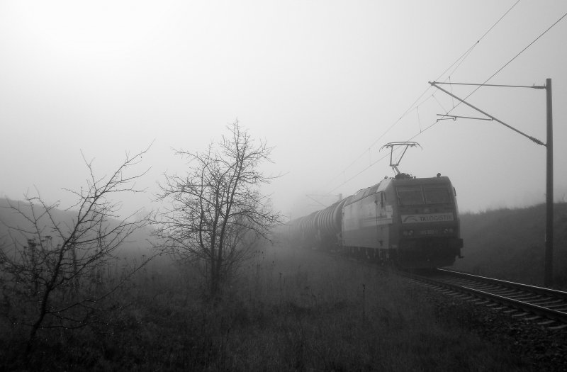 185 512 der TX Logistik war am 8.11.2008 mit einem leeren Kesselwagenzug auf dem Weg nach Grokorbetha. Wegen Bauarbeiten wurde der Zug ab Erfurt ber Sangerhausen umgeleitet. In wenigen Minuten durchfhrt der Zug den Haltepunkt Griefstedt. 