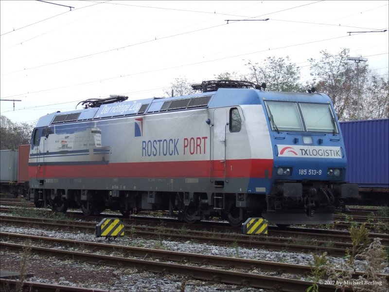 185 513-9 steht abgestellt im �bf Wanne-Eickel. In wenigen minuten wird sich 185 537-8 zu ihr gesellen. Die Werbung steht der Lok ganz gut. 19.11.07