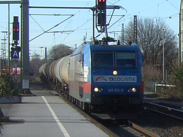 185 513-9 der TX Logistik AG durchfhrt am 11.02.08 mit einem Kesselwagenzug den Bahnhof Lippstadt.