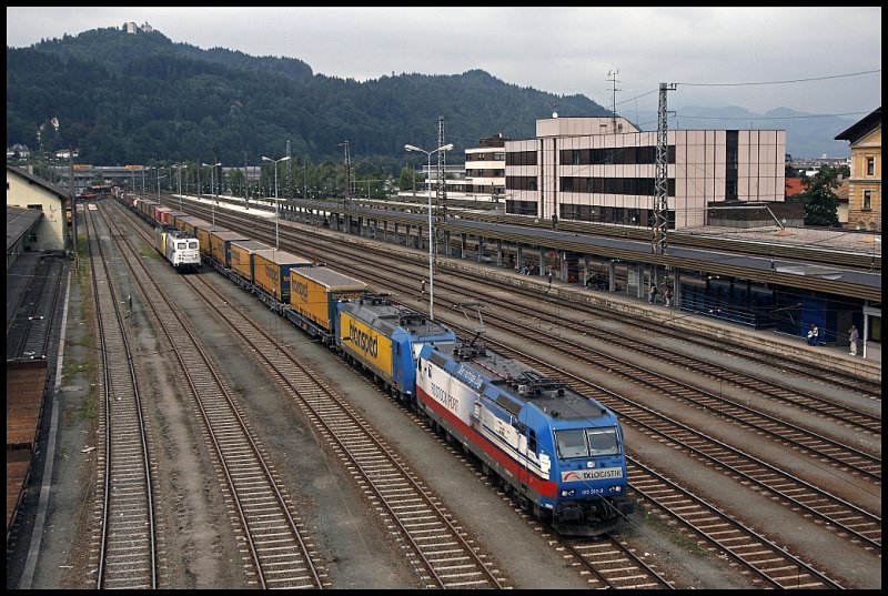 185 513 und eine  Transped  Schwesterlok haben mit dem DGS  Transped-Express , Wanne-Eickel - Verona, den Bahnhof Kufstein erreicht. (31.07.2009)

