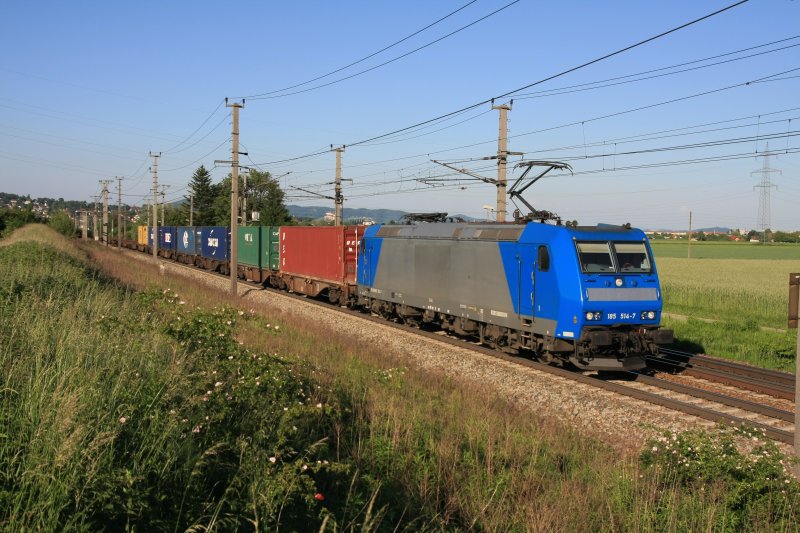 185 514 mit einem Gterzug auf der Westbahn zwischen Leonding und Hrsching. Aufgenommen am 23. Mai 2009.