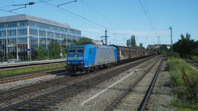 185 514 war im August 2007 an die Salzburger Eisenbahn und Transport Logistik (SETG) vermietet als sie einen Schiebewandwagenzug durch den Heimeranplatz zog.