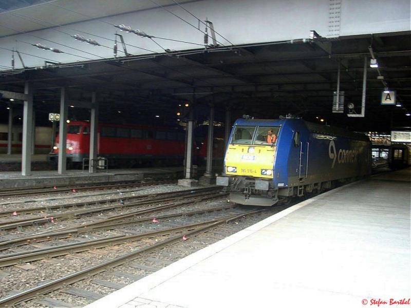 185 515-4 ist gerade mit FLX 84123 aus Padborg im Hamburger Hauptbahnhof eingetroffen. Im Hintergrund eine 110.3 die einen RE nach uelzen bespannt (auch eher selten).