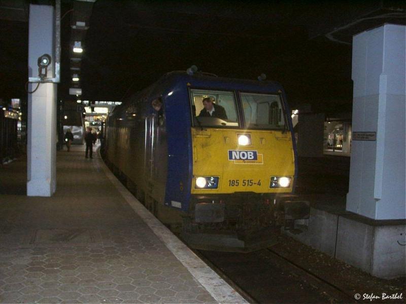 185 515-4 hat umgesetzt und wird gleich mit FLX 84126 Hamburg Hbf Richtung Padborg verlassen.
Aus unterrichteten Kreisen war zu erfahren, dass die NOB bereits in Verhandlungen mit der PFA in Weiden steht, um von dort Steuerwagen fr den Flex Express zu erhalten. Bis dahin bleibt die Rangierfahrt in Hamburg.