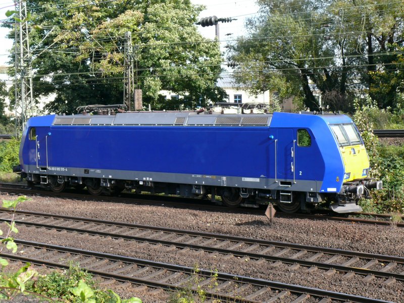185 515-4 steht, ohne Beschriftung, in Aachen-West. Bis vor kurzem prangte Connex an den Seiten der Lok. Aufgenommen am 19/10/2008.