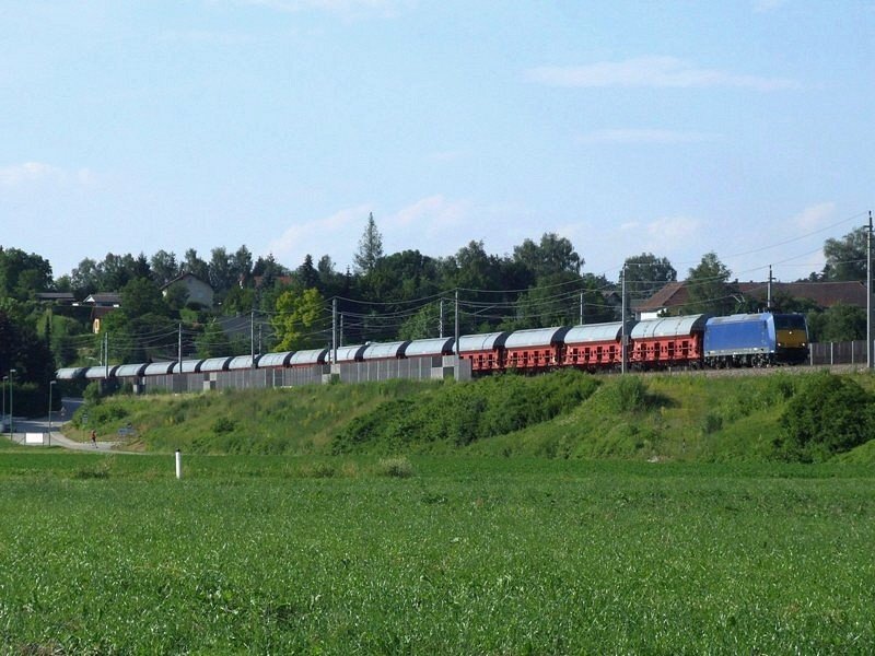 185 515 der LTE mit GySEV-Selbstentladewagen bei Wels-Puchberg, von Passau kommend. [19.06.08, 17:53]