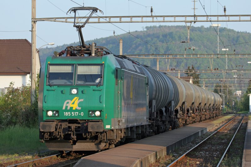 185 517 in Bad Zurzach, mit leerem Kesselwagenzug in Richtung Basel