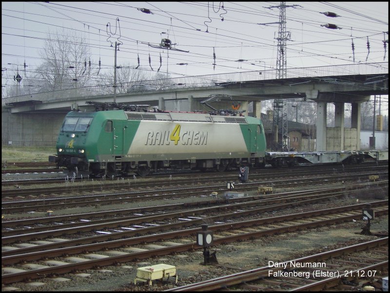 185 517 fhrt mit einem sehr kurzem Gterzug (5 Wagen) durch den Bahnhof Falkenberg unter Bahnhof. Aufgenommen am 21.12.07.