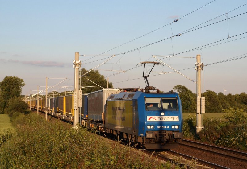 185 518-8 fhrt am 13.06.09 mit dem DGS 43147 nach Verona zwischen Lbeck und Reinfeld dem Sonnenuntergang entgegen.