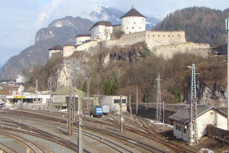 185 518-8  TRANSPED  posiert bei Kufsteiner festung.