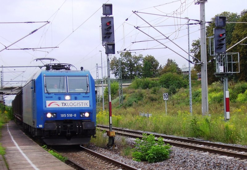 185 518 mit einem umgeleiteten Gterzug auf der KBS 595, 11.08.2007 Bahnhof Artern. Die elektrifizierte KBS 595 Erfurt-Sangerhausen wird planmig von nur sehr wenigen Gterzgen passiert. 