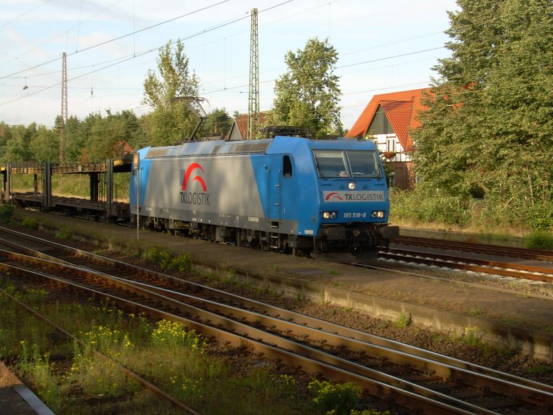 185 518 mit leerem Autotransportzug am 2.10.2006 in Eystrup