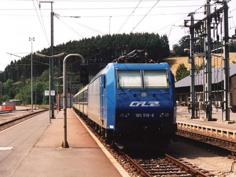 185 519-6 mit IR 3792 Troisvi�rges-Luxembourg auf Bahnhof Troisvi�rges am 22-7-2004. Bild und scan: Date Jan de Vries.