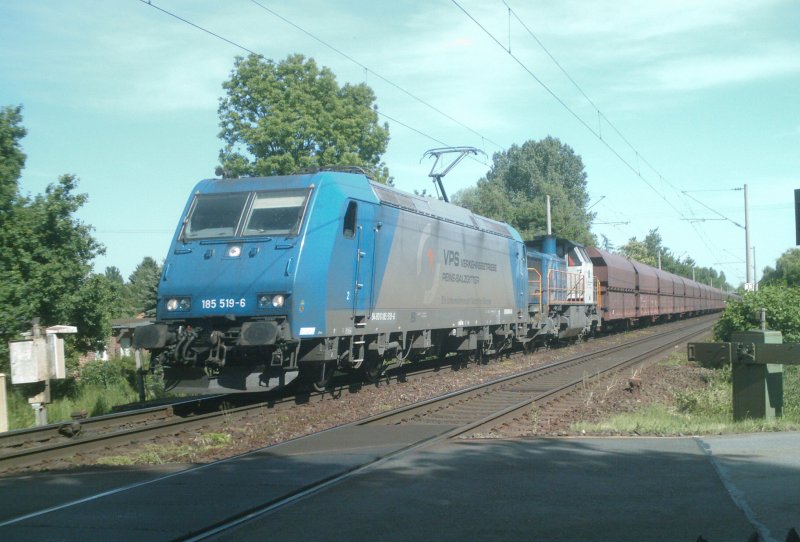185 519 und Lok 1702 mit Erzleerzug nach Hamburg-Hansaport
Hhe Peine am 24.05.2008