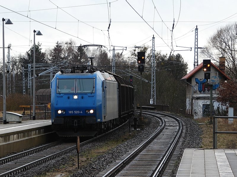 185 520 durchfhrt mit ihrem Gterzug den Bahnhof Neustrelitz. (29.03.08)