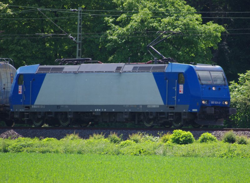 185 521 - 2 der HGK mit einem �ler bei ihrer Fahrt durch das Wehretal am 23.05.2009.