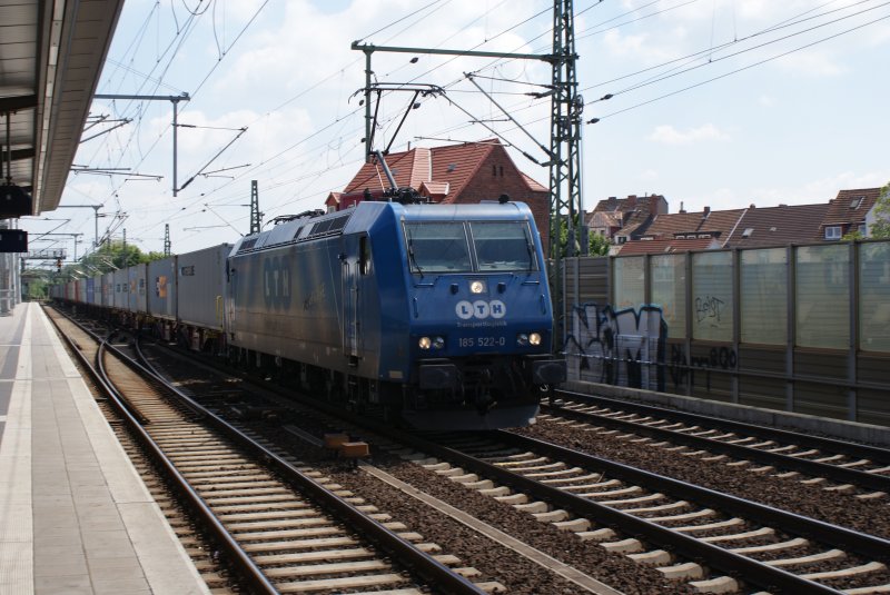 185 522-0 der LTH mit einem Containerzug bei der Durchfahrt des S-Bahnhofes Hannover Linden/Fischerhof.