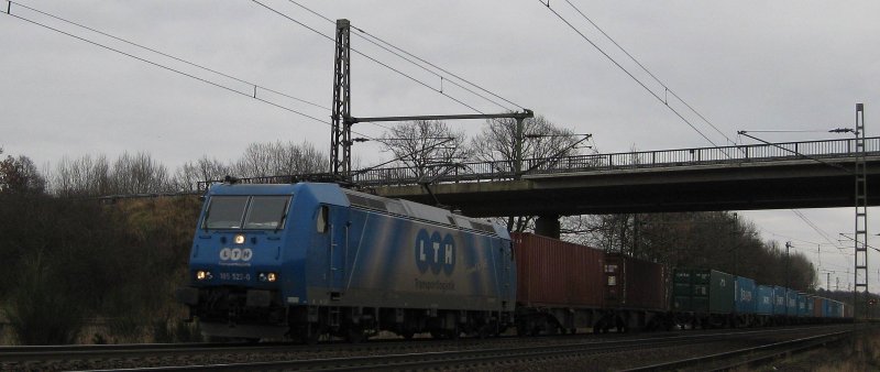 185 522-0 der LTH Transportlogistik durchfhrt am 31.01.09 mit einem Containerzug nach Hamburg den Bahnhof Radbruch.