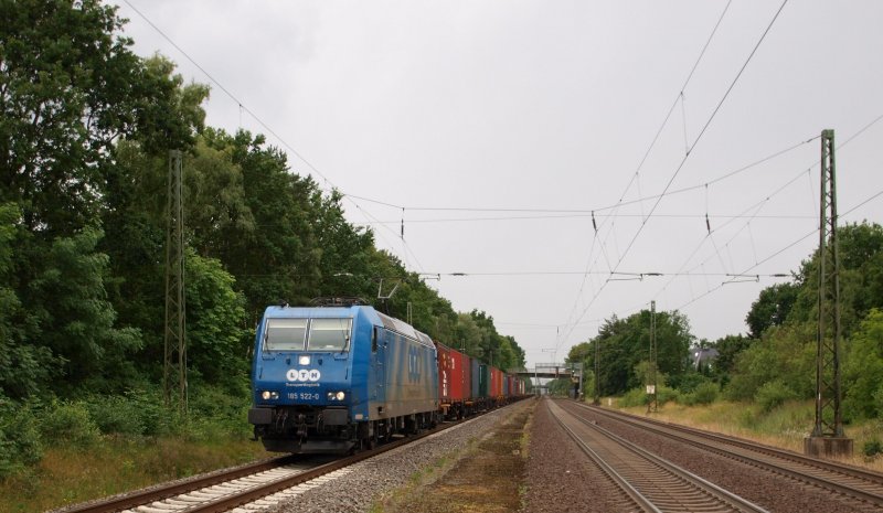 185 522-0 der LTH Transportlogistik durchfhrt am 21.06.09 mit einem Containerzug den Bahnhof Sprtze an der Strecke Hamburg - Bremen Richtung Hamburg-Waltershof.