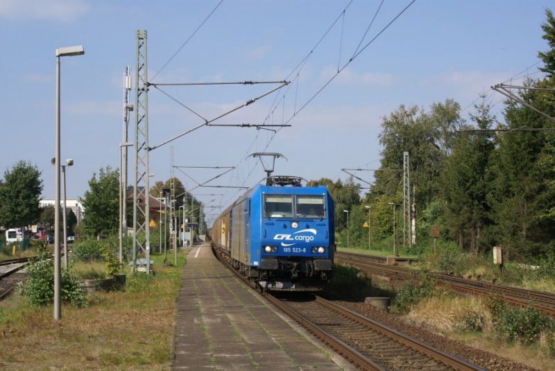 185 523-4 der CFL Cargo mit einem gem. Gterzug aus Dnemark auf dem Weg nach Sden am 16.09.2007 in Tornesch