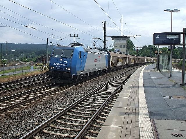 185 523-8 von CFL-Cargo am 23.06.2007 mit einem Spanplattenzug durch Altenbeken