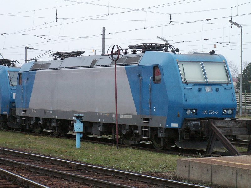 185 524-6 angekoppelt an eine 2. Lok gleicher Baureihe in Wien Htteldorf, 24.12.2006