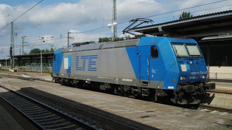 185 524 der LTE Austria f�hrt Lz nach Kehl um einen Getreidezug abzuholen. Gerade wartet die Lok auf  Fahrt  im Karlsruher Hauptbahnhof. (August 2007)