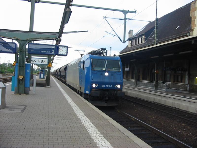 185-525 mit einem Kies Gterzug bei der Durchfahrt von Worms Hbf,wahrscheinlich eine Connex Lok.
25.06.2005