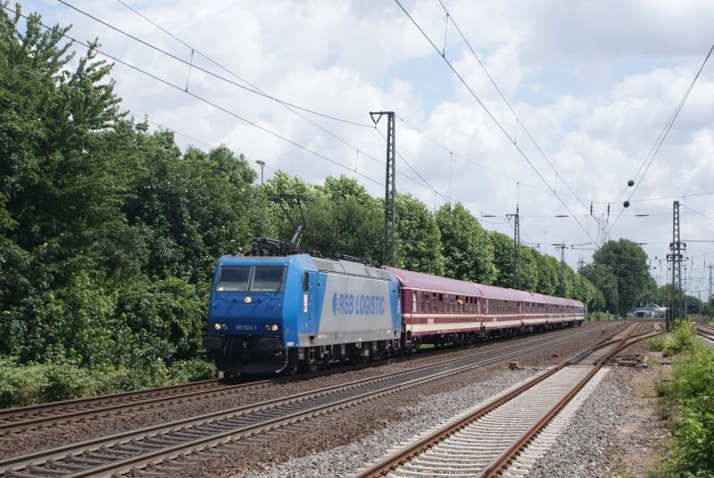 185 526-1 mit dem Fan-Sambazug (95241) nach Wien Westsbahnhof bei der Durchfahrt in Dsseldorf Oberbilk am 30.06.2008