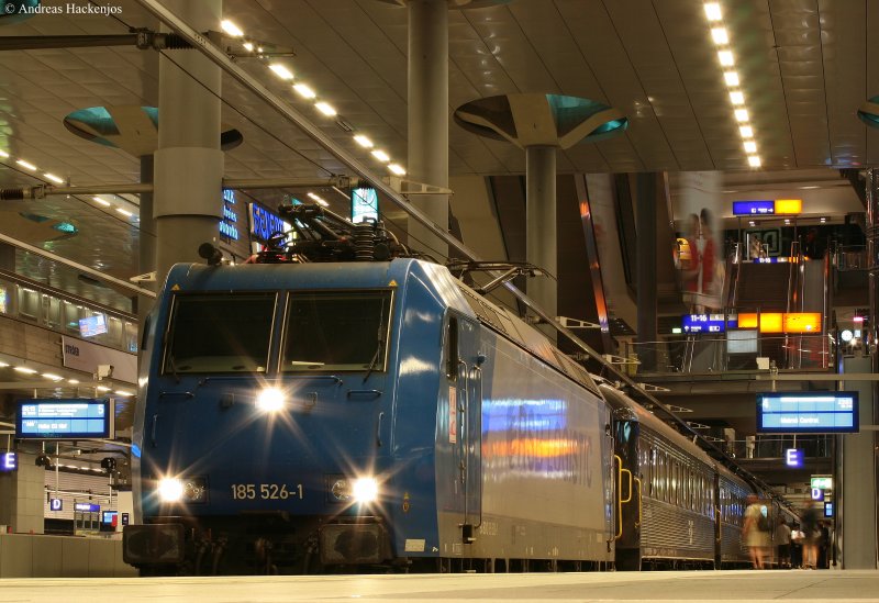 185 526-1 von RSB Logstic mit dem EN 210 (Berlin Hbf-Malmö Central) bei der Abfahrt Berlin Hbf am 1.8.09