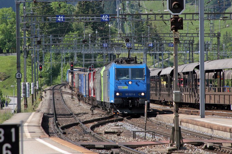 185 527 und 485 ... bei der Einfahrt in den Bahnhof Kandersteg (5.Juni 2007)
