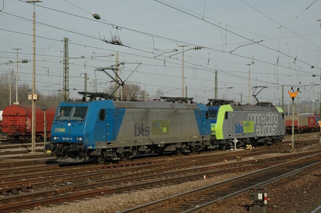 185 527-9 und Re 485 012-9 in Weil-am-Rhein (17.02.2007)