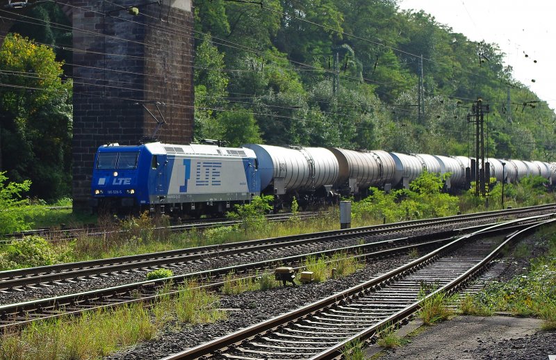 185 529-5  Michaela  der LTE mit einem Kesselwagenzug in Fahrtrichtung Gttingen am 22.09.2009 durch Eichenberg.