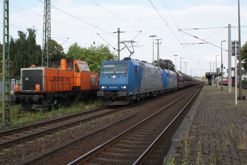185 530-3 in Doppeltraktion mit 185 519-6 bei der Durchfahrt des Wunstorfer Bahnhofes am 04.07.2009.Links daneben die BR 214 der BBL-Logistik.