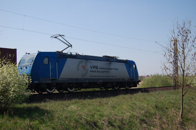 185 530-3 VPS am 20.04.2009 fhrt mit einem Containerzug aus dem Bahnhof Beddingen Richtung Hannover