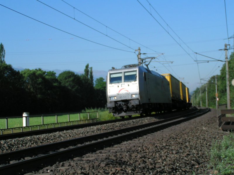 185 531-9 + Gterzug mit Wechselaufbauten kurz vor Jenbach 2006-07-19