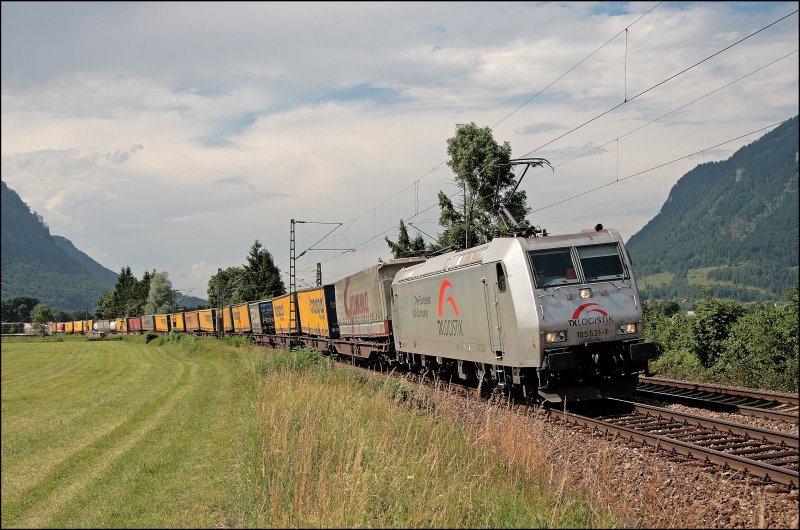 185 531 legt sich mit dem DGS 43101  TRANSPED-Express  beim Kloster Raisach in die Kurve. (03.07.2008)