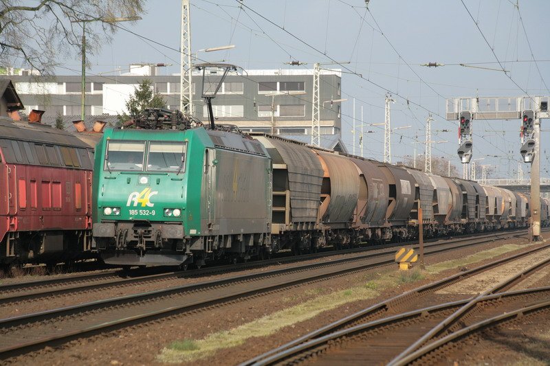 185 532 Rail4Chem mit Gterzug bei Bremen. 08.04.2009