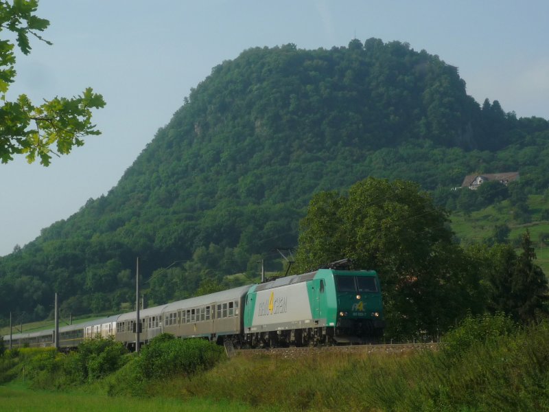 185 533-7 von Rail4Chem hat mit dem Street-Parade Sonderzug DPE 19992 aus Z�rich nach Stuttgart soeben Singen am Hohentwiel verlassen. 09.08.09