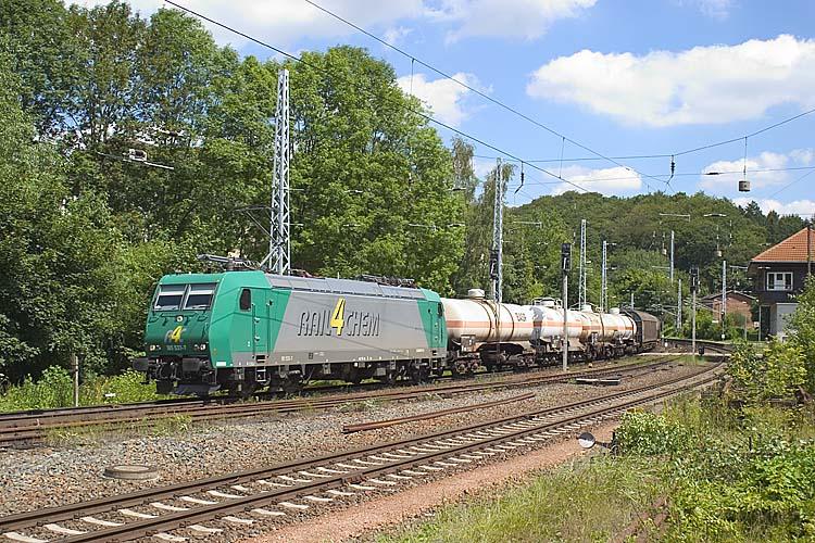 185 533 von rail4chem fhrt 80234 durch Blankenheim/Kreis