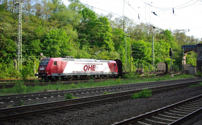 185 534-5 der OHE mit leerem Holzzug durch Eichenberg in Fahrtrichtung Norden. 10.05.2009