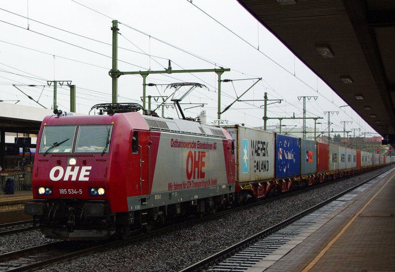 185 534-5 der OHE rollt mit einem Containerzug langsam auf das rote Signal in Richtung Norden im Bahnhof Fulda zu. Aufgenommen am 04.09.2009.