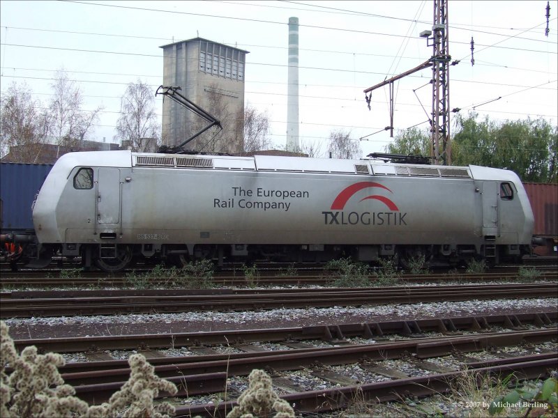 185 537-8 ist grad mit einem KLV-Zug im �bf Wanne-Eickel eingetroffen und wird jetzt zur Tagesruhe auf einem Nebengleis abgestellt. 19.11.07