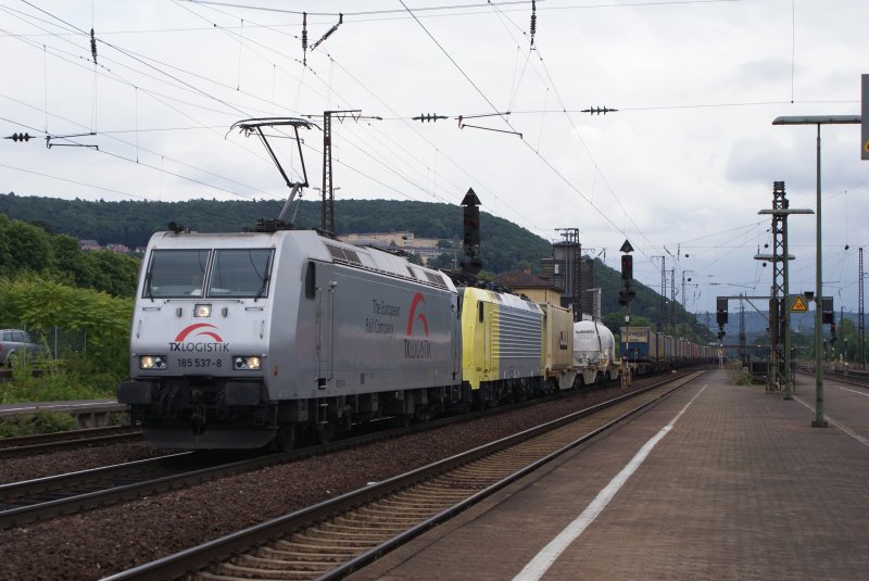 185 537-8 TX Logistics + ES 64 F4-095 mit einem Containerzug in Gemnden am 18.07.2008