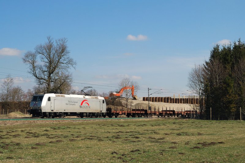 185 537 (TX Logistik) mit Gterzug bei Hattenhofen (24.03.2008)