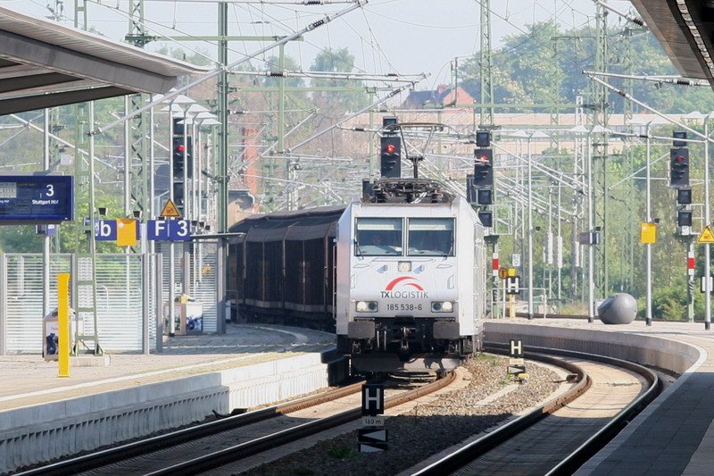 185 538 der TX Logistik AG kommt mit einem Gterzug von Bad Kleinen durch Schwerin Hbf. gefahren. 03.05.2007