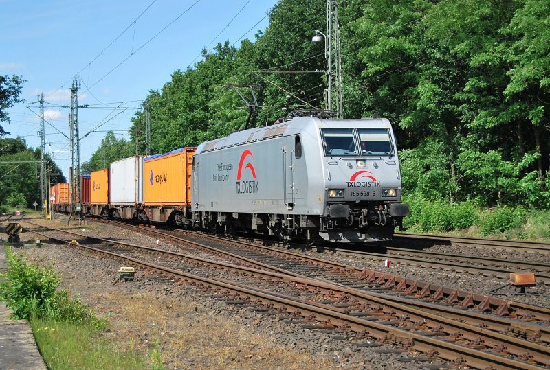 185 538 TXL mit Containerzug am 17.6.2009 in Eystrup