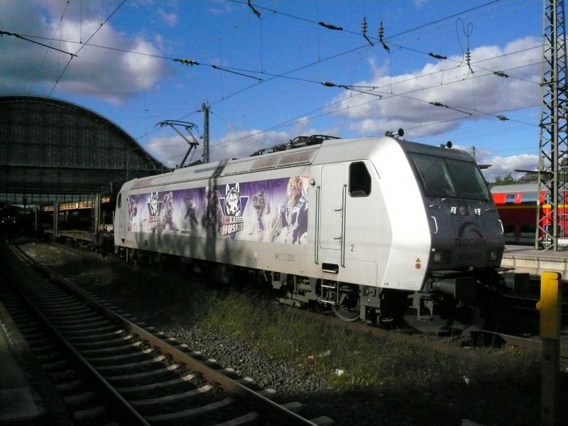 185 540-2 der TX Logistik AG mit Werbung f�r die EC Kassel Huskies steht am 19.10.2007 mit einem leeren Autozug in Bremen Hbf.