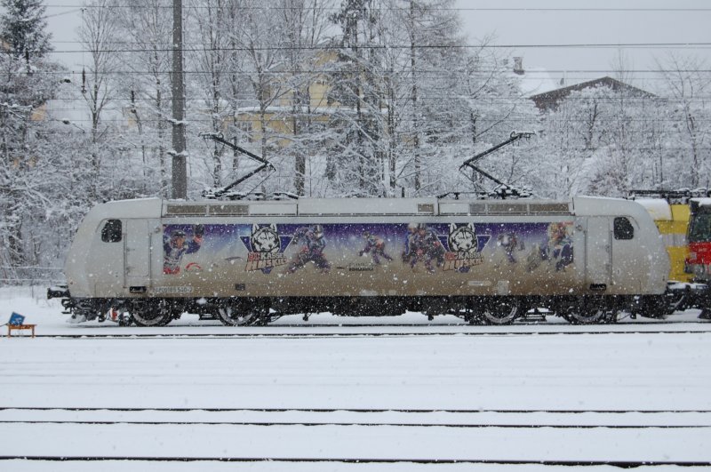 185 540-2 von TXLogistik steht bei starkem Schneefall mit passender Werbung in Kufstein. 13.2.2009